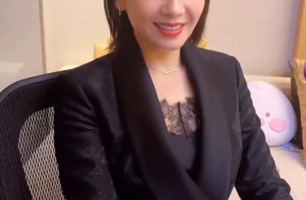 42岁刘涛是“西服控”，新剧开拍又穿西服套装，睡袍款优雅时髦