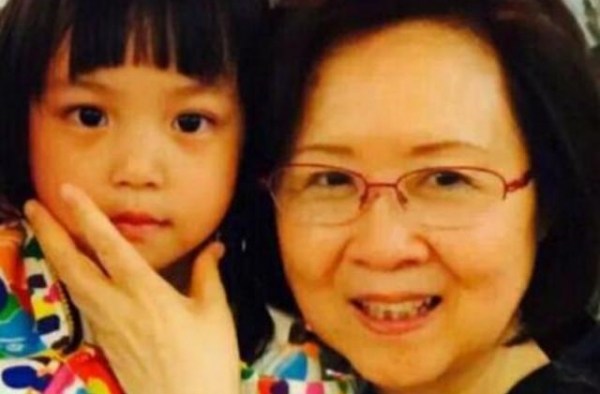 有种“整容”叫赵薇女儿长大，全身无名牌，却靠气质成最美星二代