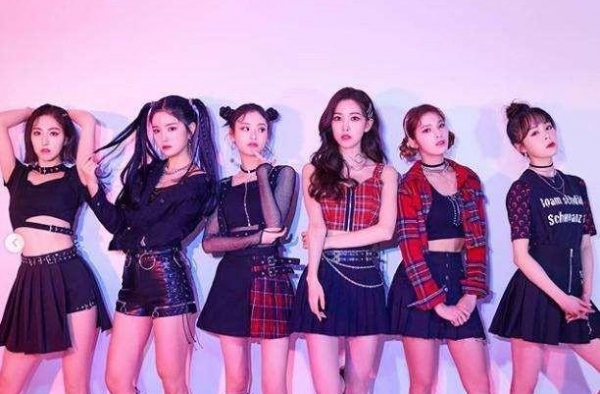 韩女团直播用衣遮腿被阻挡，求求你们，放过女孩子的裙底吧