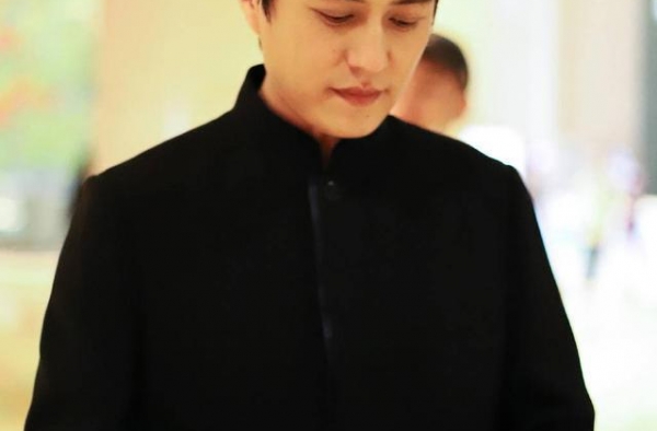 44岁靳东帅到炸裂！穿中山装梦回“明楼”，大背头化身霸道总裁
