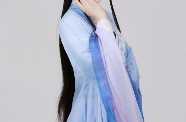 胡一天恋情曝光，深夜与大3岁女星同回酒店，两人剧中饰演母子？