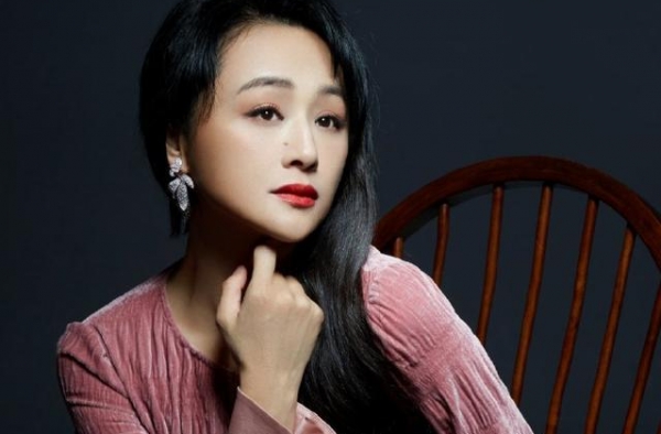 曹颖高调晒出亲子照，9岁王梓涵悄咪咪长大，意外撞脸董子健