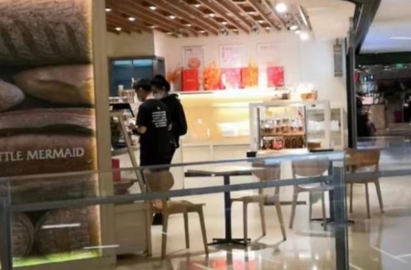 豪门爱情也很纯粹，奚梦瑶何猷君买面包充饥，全程耳语如连体婴