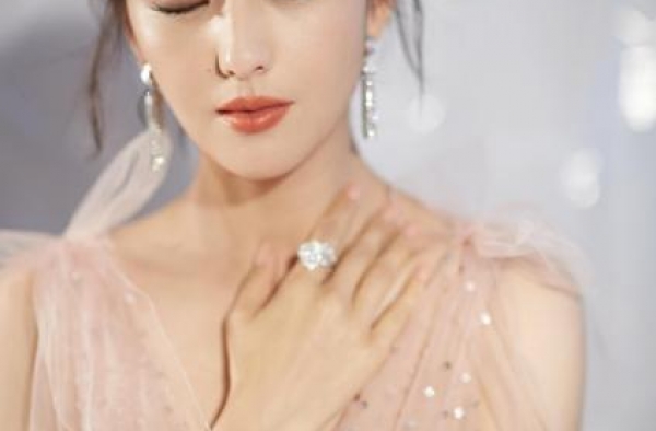 她37岁搭档胡歌走红，甘愿戴20元戒指结婚，对穷丈夫不离不弃