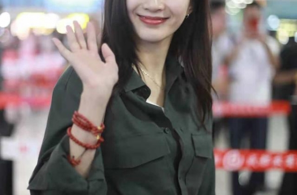 江疏影实力演绎轻熟女人味，绿色衬衫帅气时髦，阔腿裤显瘦优雅