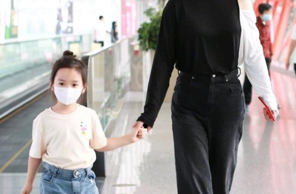 董璇带小酒窝现身！女儿T恤配短裤可爱俏皮，从小就是美人坯子