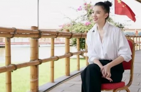 宋佳泡面头造型好带感，穿牛仔连体裤配皮鞋走机场，脚上鞋子亮了