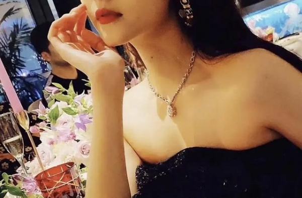 关晓彤生日会上晒大牌包却惨遭打脸，曾直言花上万买包都是神经病