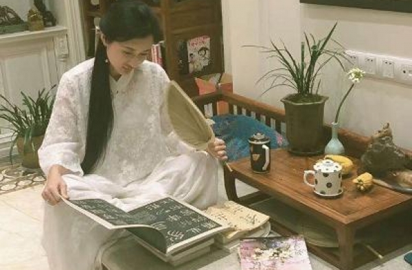 杜星霖产女后首晒照，张纪中镜头下扇蒲扇喝茶，和老公一起享清福