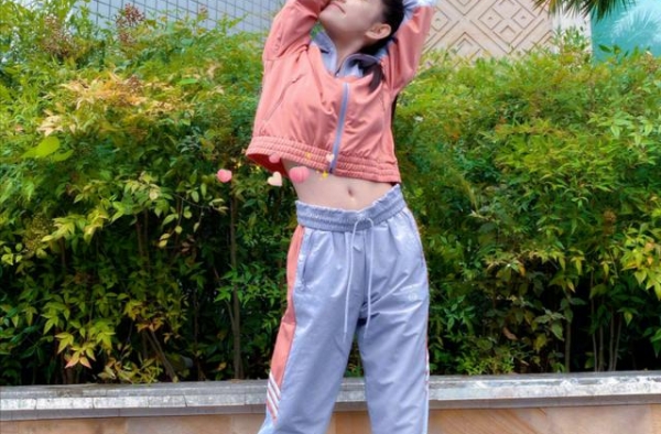 蒋依依真是少女最美好的样子！穿粉色运动套装好青春，细腰也抢眼
