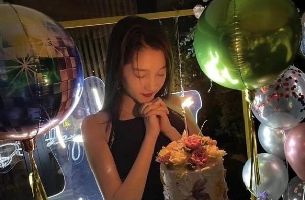 关晓彤过生日，穿黑色短裙和朋友蹦迪，晒出价值几十万的名包