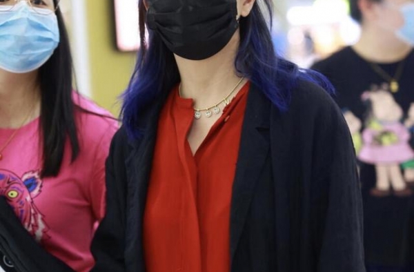 赵薇染了蓝发后时髦10倍不止，一身红黑搭配走机场，气场全开