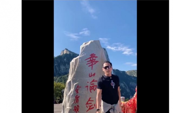 54岁“令狐冲”24年来首次登上华山，晒照练剑身材健硕似小伙
