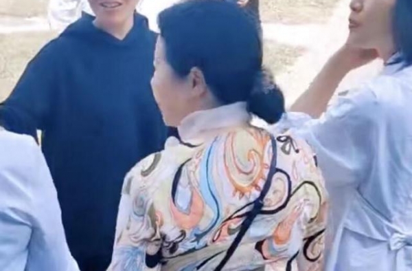 网友在西安偶遇闫妮，素颜很黑并不漂亮，穿的再年轻也是老阿姨