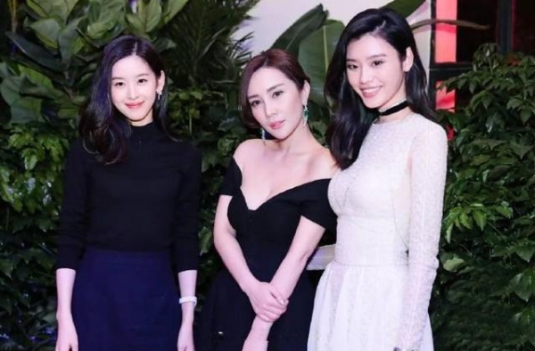 章泽天奚梦瑶罕见同框，奶茶妹妹针织衫太老气，颜值气场不输超模