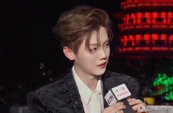 王源鹿晗在秋晚后台相遇，两人互动是亮点，没合作过但关系很铁