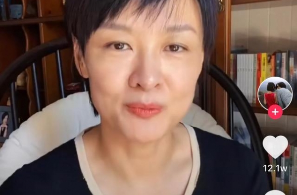 47岁央视主持李小萌，过生日曝刚做完手术，曾被女儿上过一课！