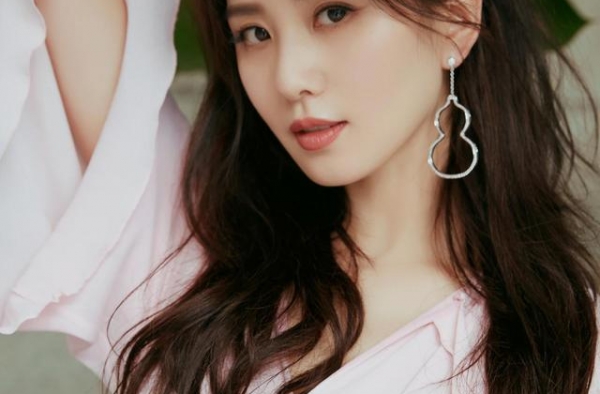 刘诗诗才是真仙女！一袭粉色长裙既甜蜜又别致，微卷长发时髦吸睛