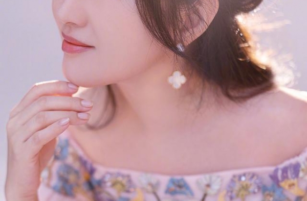 杨钰莹不愧是“甜歌皇后”，穿嫩粉色刺绣裙看不出真实年龄，好嫩