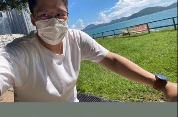 霍启刚携一家老小外出骑游，网友称：有一种幸福，叫三代同堂
