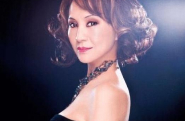 她屡登春晚走红，嫁洋老公一生凄苦，47岁再曝新况，如今怎样了