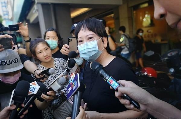 华冈校长泪洒小鬼黄鸿升灵堂！开口秒崩溃：再也听不到他叫我妈
