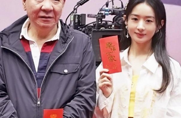 赵丽颖新戏开机与导演吃饭，饭桌上素颜徒手啃鸡爪，笑得好开心