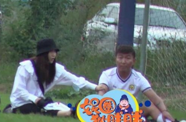 陈羽凡与女友球场秀恩爱感情甜蜜！女友正脸曝光不输白百何