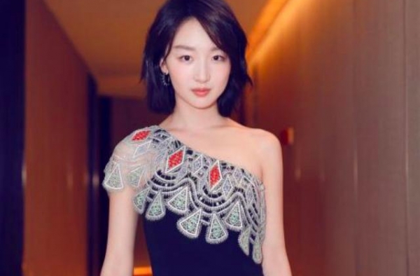 周冬雨拿下“年度女演员”遭到质疑，颁奖什么时候要论资排辈了