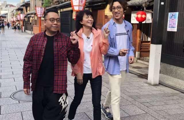 郑裕玲日本旅游超会穿，防晒衣配黑裤真显瘦，同框小鲜肉心态大好