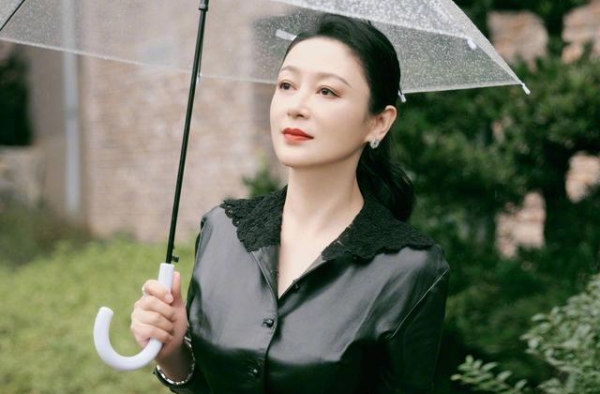 51岁陈红罕见出镜，皮衣配短裙气质绝了，身姿依旧优雅让人羡慕