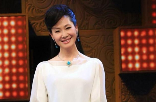 她是大衣哥的老师，如今虽然婚姻不如意，但是她依旧努力的生活
