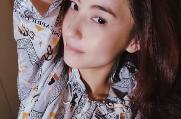 张柏芝频繁晒照，似乎有意暗示三胎生父，一张照片完全撇开谢霆锋