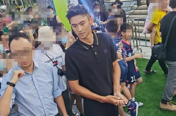 宁泽涛久违亮相，生图黑瘦显憔悴，被指少年气不再？