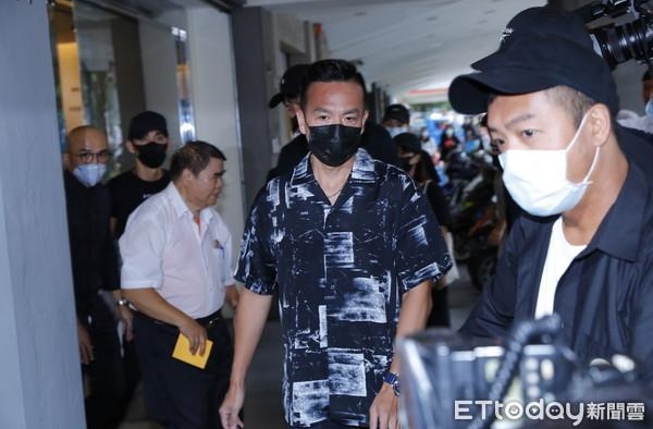 小钟悼念小鬼！情绪低落恍神走错路　小马、Paul皱眉紧跟