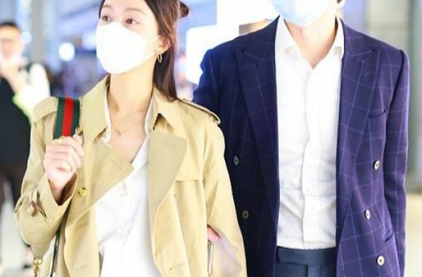 文咏珊成阔太后真会穿，卡其风衣配小黑裤好时髦，婚后越来越年轻