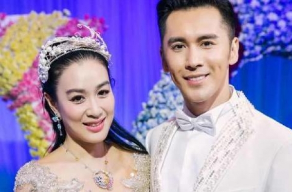 50岁钟丽缇穿＂芭比粉＂庆生！二女儿献舞惊艳全场，老公却被嘲