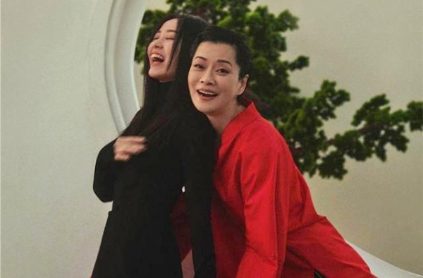 57岁毛阿敏真会穿！灰色针织外套配开叉肥大裤，这套搭配有玄机