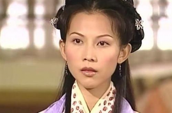杨紫，杨幂、戚薇蔡少芬比“带资进组”更霸气的原著作者“钦定”