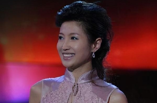 北京卫视主持徐春妮，二次婚姻都嫁同行，40多岁才有自己的孩子