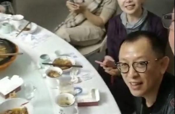前主持一姐仇晓罕露面，打扮朴素却风范十足，儿子继承颜值像吴磊