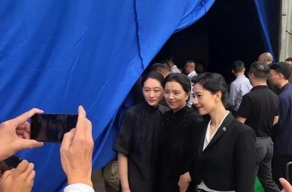 高圆圆新剧开机！民国名媛造型像老师，同框李小冉演姐妹年轻太多