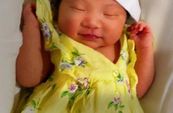 张纪中小娇妻晒小女儿正面照 穿黄裙呆萌可爱