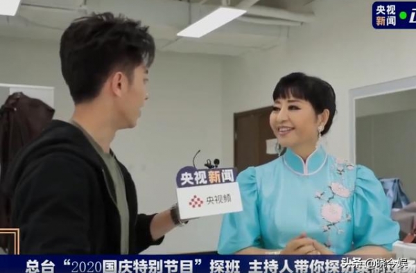 殷秀梅：不满节目组提供的粉装，今年国庆晚会再穿去年晚会的蓝裙