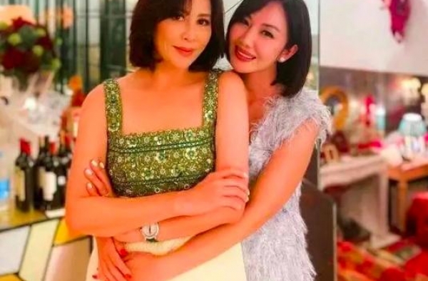 刘嘉玲为闺蜜庆生，合影站c位不输阵！频参加聚会却不带老公