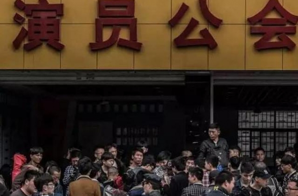 明星演戏动辄天价片酬，群演工资多少？横店新标准，暴露真实情况