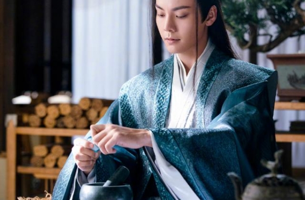 陈伟霆搂着杨幂开心合影，留意到他的手势后：人品好坏一看便知