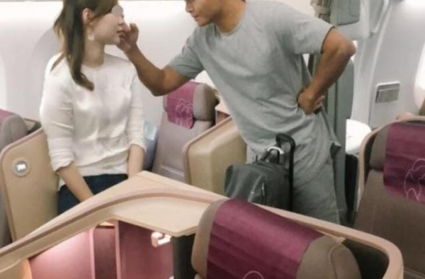 乐嘉：一边让自己的女儿哭着学武保护自己，一边去摸年轻女子的脸