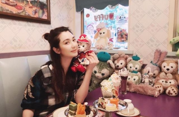 洪欣携儿女朋友外出游玩，女儿与她长得一样美，却不见张丹峰现身