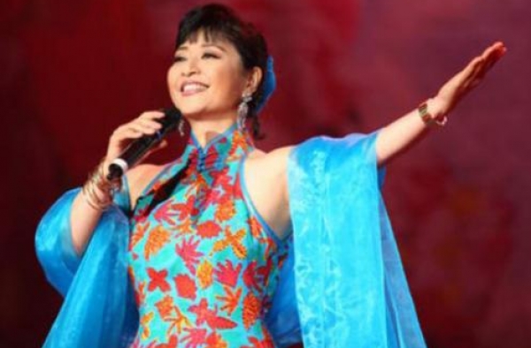 国家一级演员殷秀梅，结婚当天就想离，二婚嫁法国贵族至今无子